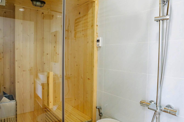 CHO THUÊ MẶT BẰNG TẦNG TRỆT VÀ CĂN HỘ CAO CẤP LÔ GÓC 2 MẶT TIỀN TRỰC DIỆN BIỂN ĐƯỜNG PHẠM VĂN ĐỒNG NHA TRANG – MẶT BẰNG 60,5M² GIÁ 10 TRIỆU/THÁNG & CĂN HỘ 80M² VIEW BIỂN CÓ SAUNA GIÁ TỪ 21 TRIỆU/THÁNG