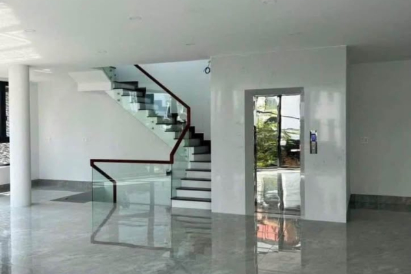 CHO THUÊ NHÀ NGUYÊN CĂN LÔ GÓC 2 MẶT TIỀN 20M GẦN NGUYỄN THỊ MINH KHAI TRUNG TÂM NHA TRANG – TỔNG DIỆN TÍCH SÀN 650M² CÓ THANG MÁY 630KG VÀ 3 CĂN HỘ CAO CẤP GIÁ 70 TRIỆU/THÁNG