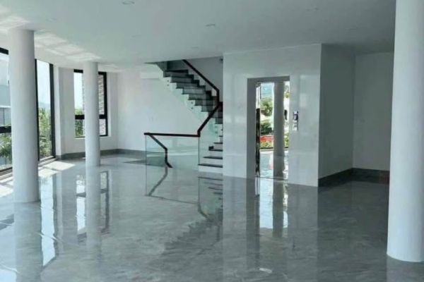 CHO THUÊ NHÀ NGUYÊN CĂN LÔ GÓC 2 MẶT TIỀN 20M GẦN NGUYỄN THỊ MINH KHAI TRUNG TÂM NHA TRANG – TỔNG DIỆN TÍCH SÀN 650M² CÓ THANG MÁY 630KG VÀ 3 CĂN HỘ CAO CẤP GIÁ 70 TRIỆU/THÁNG