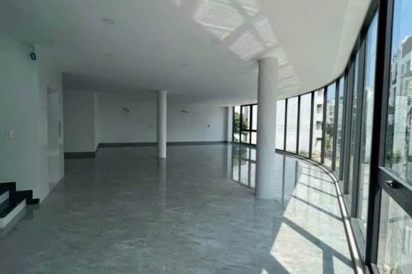 CHO THUÊ NHÀ NGUYÊN CĂN LÔ GÓC 2 MẶT TIỀN 20M GẦN NGUYỄN THỊ MINH KHAI TRUNG TÂM NHA TRANG – TỔNG DIỆN TÍCH SÀN 650M² CÓ THANG MÁY 630KG VÀ 3 CĂN HỘ CAO CẤP GIÁ 70 TRIỆU/THÁNG