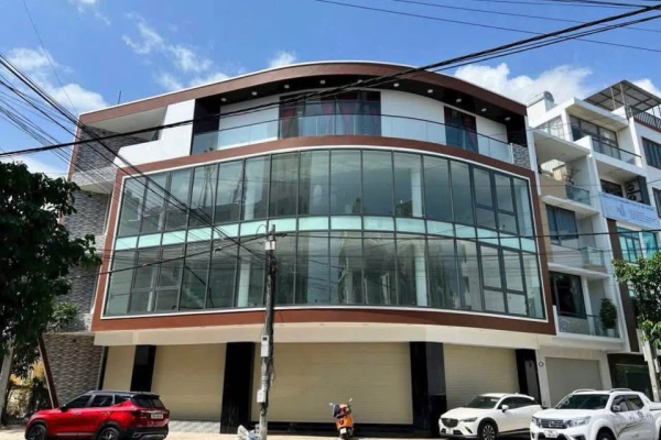 CHO THUÊ NHÀ NGUYÊN CĂN LÔ GÓC 2 MẶT TIỀN 20M GẦN NGUYỄN THỊ MINH KHAI TRUNG TÂM NHA TRANG – TỔNG DIỆN TÍCH SÀN 650M² CÓ THANG MÁY 630KG VÀ 3 CĂN HỘ CAO CẤP GIÁ 70 TRIỆU/THÁNG