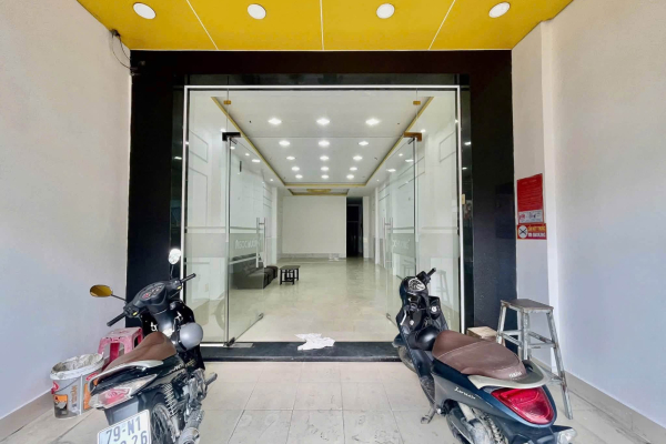 CHO THUÊ NHÀ PHỐ KINH DOANH 4 TẦNG MẶT TIỀN NGAY VÒNG XOAY THỐNG NHẤT PHƯỜNG VẠN THẠNH TRUNG TÂM NHA TRANG – DIỆN TÍCH 145M²/SÀN (NGANG 5M × 29M) TỔNG SÀN 580M² HƯỚNG BẮC GIÁ 50 TRIỆU/THÁNG