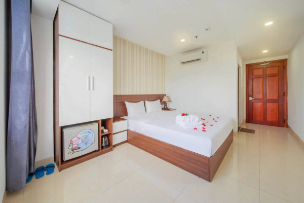 CHO THUÊ KHÁCH SẠN MẶT TIỀN HOÀNG HOA THÁM TRUNG TÂM NHA TRANG – 37 PHÒNG CAO CẤP FULL HỆ THỐNG PCCC ĐẦY ĐỦ CÓ HẦM ĐỂ XE RỘNG RÃI NỘI THẤT MỚI ĐẸP GIÁ 190 TRIỆU/THÁNG