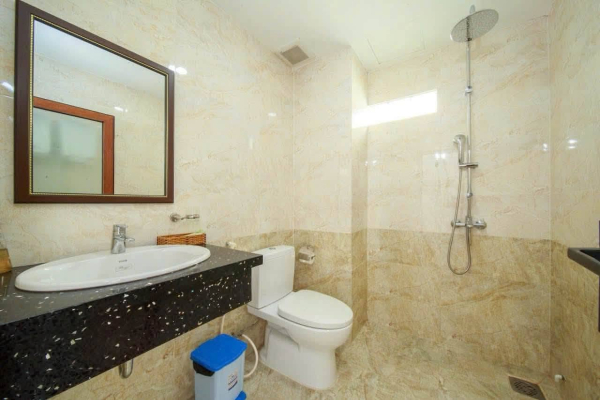 CHO THUÊ KHÁCH SẠN MẶT TIỀN HOÀNG HOA THÁM TRUNG TÂM NHA TRANG – 37 PHÒNG CAO CẤP FULL HỆ THỐNG PCCC ĐẦY ĐỦ CÓ HẦM ĐỂ XE RỘNG RÃI NỘI THẤT MỚI ĐẸP GIÁ 190 TRIỆU/THÁNG