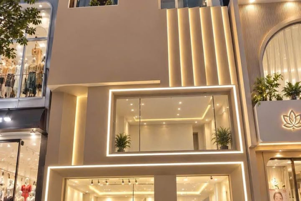 CHO THUÊ TÒA NHÀ 5 TẦNG MẶT TIỀN RỘNG HƠN 8M GẦN CHỢ XÓM MỚI NHA TRANG – DỰNG NHẬN DIỆN THƯƠNG HIỆU CỰC ĐỈNH – DIỆN TÍCH SỬ DỤNG 350M² CÓ VỈA HÈ – GIÁ 40 TRIỆU/THÁNG