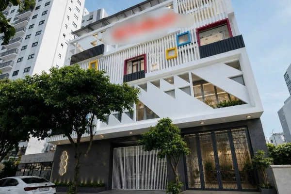 CHO THUÊ TÒA NHÀ MẶT TIỀN HOÀNH TRÁNG KĐT VCN PHƯỚC HẢI NHA TRANG  DIỆN TÍCH 397M² MẶT TIỀN 20M – TỔNG SÀN HƠN 1.000M² KẾT CẤU 4 TẦNG CÓ THANG MÁY, BỂ BƠI, SÂN VƯỜN, PCCC – GIÁ 140 TRIỆU/THÁNG