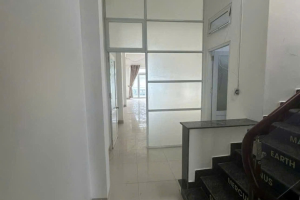 CHO THUÊ NHÀ NGUYÊN CĂN 3 TẦNG SÂN THƯỜNG MẶT TIỀN ĐƯỜNG PHONG CHÂU NHA TRANG – DIỆN TÍCH 100M² 7 PHÒNG NGỦ PHÙ HỢP LÀM VĂN PHÒNG SPA TRUNG TÂM DẠY HỌC GIÁ 22 TRIỆU/THÁNG