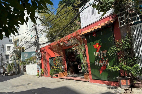 CHO THUÊ MẶT BẰNG KINH DOANH F&B SIÊU KHỦNG 800M² KHU PHỐ TÂY HẺM TUỆ TĨNH TRUNG TÂM NHA TRANG – NGANG 23M ĐƯỜNG Ô TÔ NÉ NHAU CÓ SẴN THIẾT BỊ NHÀ HÀNG CÀ PHÊ CHUYÊN PHỤC VỤ KHÁCH NGA GIÁ 70 TRIỆU/THÁNG