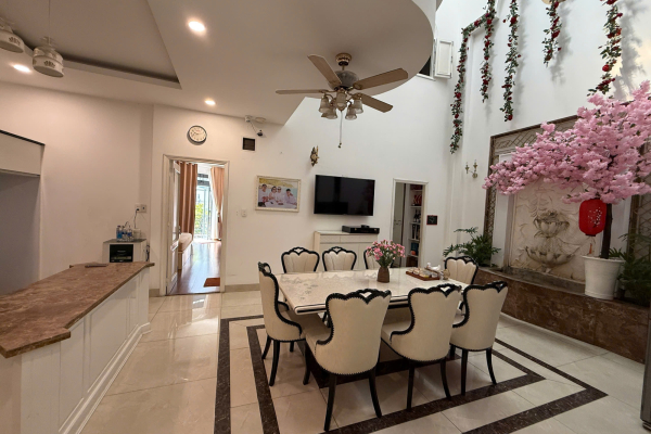 CHO THUÊ TÒA NHÀ 6 TẦNG MẶT TIỀN ĐƯỜNG TÔ HIẾN THÀNH TRUNG TÂM NHA TRANG – BỀ NGANG ĐẮT GIÁ 9M – CÓ THANG MÁY VÀ MÁY PHÁT ĐIỆN RIÊNG GIÁ 160 TRIỆU