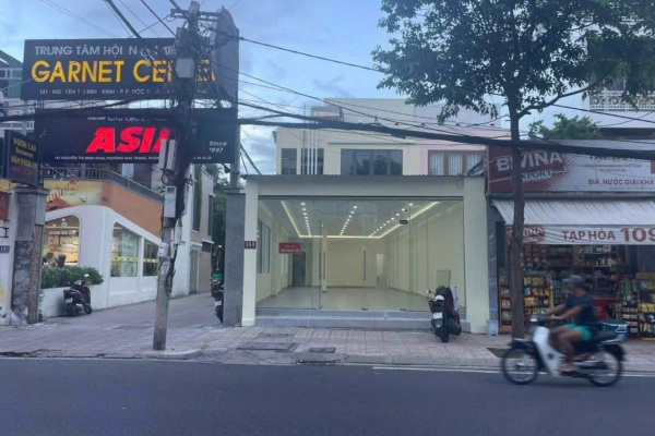 [SIÊU PHẨM LÔ GÓC] NHÀ 2 TẦNG MẶT TIỀN NGUYỄN THỊ MINH KHAI – DIỆN TÍCH KHỦNG – GIÁ 55TRIỆU THÁNG