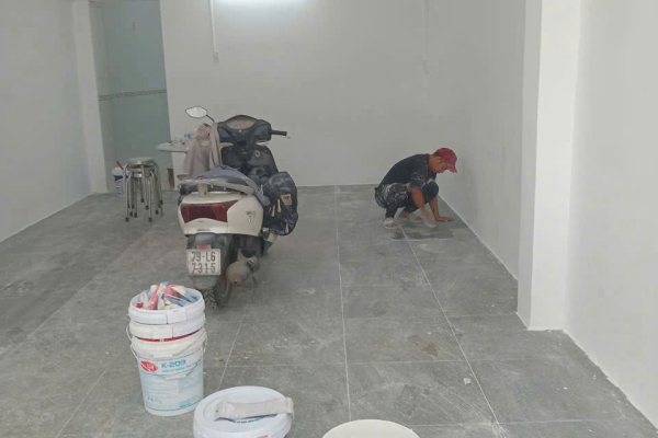 [MẶT TIỀN KINH DOANH] TOÀ NHÀ 4 TẦNG TRỤC ĐƯỜNG 23/10 – GẦN ĐIỆN MÁY CHỢ LỚN – 12 PHÒNG NGỦ KHỦNG – GIÁ CHỈ 20TRIỆU THÁNG