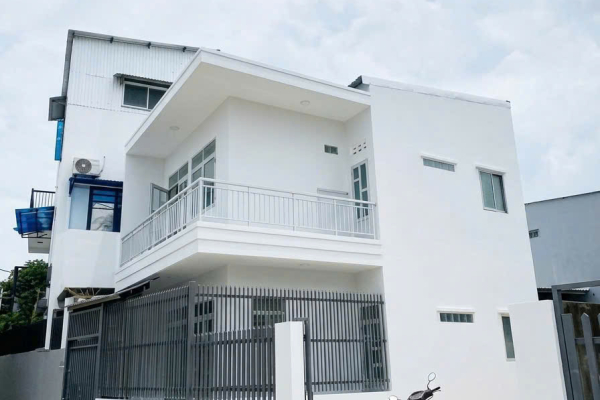 BÁN NHÀ 2 TẦNG ĐƯỜNG VĨNH THÁI NHA TRANG – CÓ GARA Ô TÔ TRONG SÂN – DIỆN TÍCH 91M² NGANG 11M BỀ THẾ – GIÁ CHỈ 2 TỶ 990