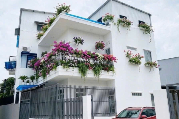 BÁN NHÀ 2 TẦNG ĐƯỜNG VĨNH THÁI NHA TRANG – CÓ GARA Ô TÔ TRONG SÂN – DIỆN TÍCH 91M² NGANG 11M BỀ THẾ – GIÁ CHỈ 2 TỶ 990