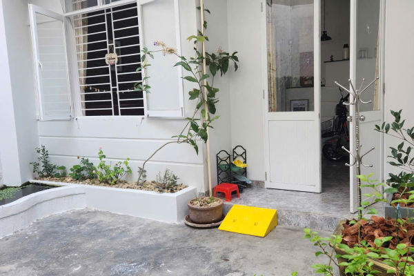 CHO THUÊ NHÀ NGUYÊN CĂN HẺM HOÀNG DIỆU NHA TRANG – CÁCH BIỂN 350M – NHÀ ĐẸP 2 TẦNG CÓ SÂN RỘNG VÀ HỆ THỐNG NĂNG LƯỢNG MẶT TRỜI