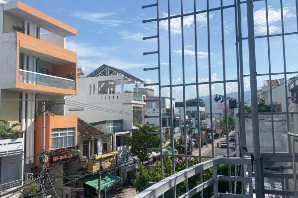 CHO THUÊ NHÀ MẶT TIỀN ĐƯỜNG VÂN ĐỒN NHA TRANG – TÒA NHÀ 3 TẦNG TRỐNG SUỐT – MẶT PHỐ KINH DOANH SẦM UẤT GIÁ 25 TRIỆU