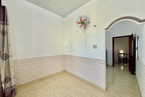 CHO THUÊ NHÀ NGUYÊN CĂN 3 TẦNG KINH DOANH NGAY CHỢ PHƯƠNG SƠN NHA TRANG – MÃ NHÀ 119B – PHONG THỦY ĐÔNG NAM TỰA NÚI – DIỆN TÍCH 106M² GIÁ 15 TRIỆU