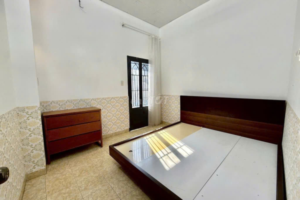 CHO THUÊ NHÀ NGUYÊN CĂN 3 TẦNG KINH DOANH NGAY CHỢ PHƯƠNG SƠN NHA TRANG – MÃ NHÀ 119B – PHONG THỦY ĐÔNG NAM TỰA NÚI – DIỆN TÍCH 106M² GIÁ 15 TRIỆU