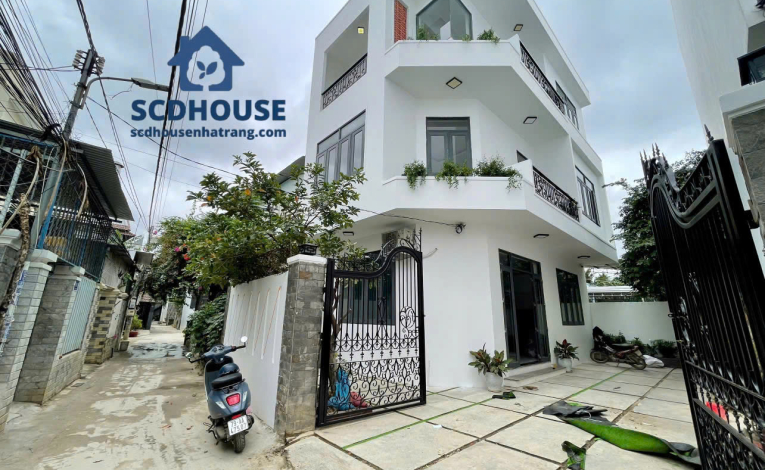 CHO THU&Ecirc; NH&Agrave; NGUY&Ecirc;N CĂN 3 TẦNG S&Acirc;N ĐỂ 2 &Ocirc; T&Ocirc; KỀ S&Aacute;T KHU Đ&Ocirc; THỊ VĨNH ĐIỀM TRUNG NHA TRANG &ndash; DIỆN T&Iacute;CH 120M&sup2; FULL NỘI THẤT 3 PH&Ograve;NG NGỦ GI&Aacute; 15 TRIỆU