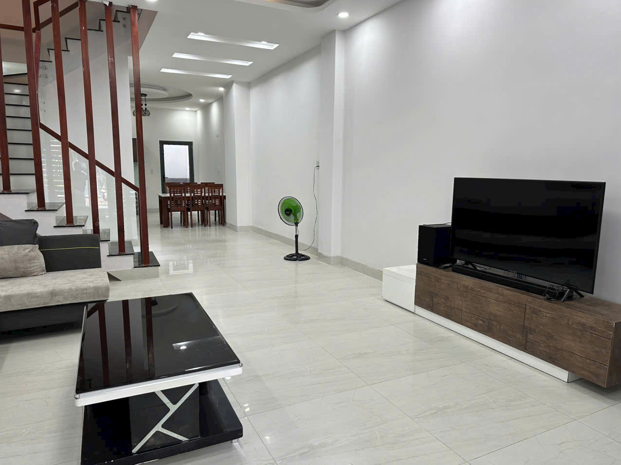 CHO THU&Ecirc; NH&Agrave; PHỐ 3 TẦNG KHU Đ&Ocirc; THỊ H&Agrave; QUANG 1 TRUNG T&Acirc;M NHA TRANG &ndash; DIỆN T&Iacute;CH 85M&sup2; HƯỚNG BẮC ĐƯỜNG &Ocirc; T&Ocirc; 4 PH&Ograve;NG NGỦ 5 WC FULL NỘI THẤT MỚI ĐẸP GI&Aacute; 22 TRIỆU/TH&Aacute;NG