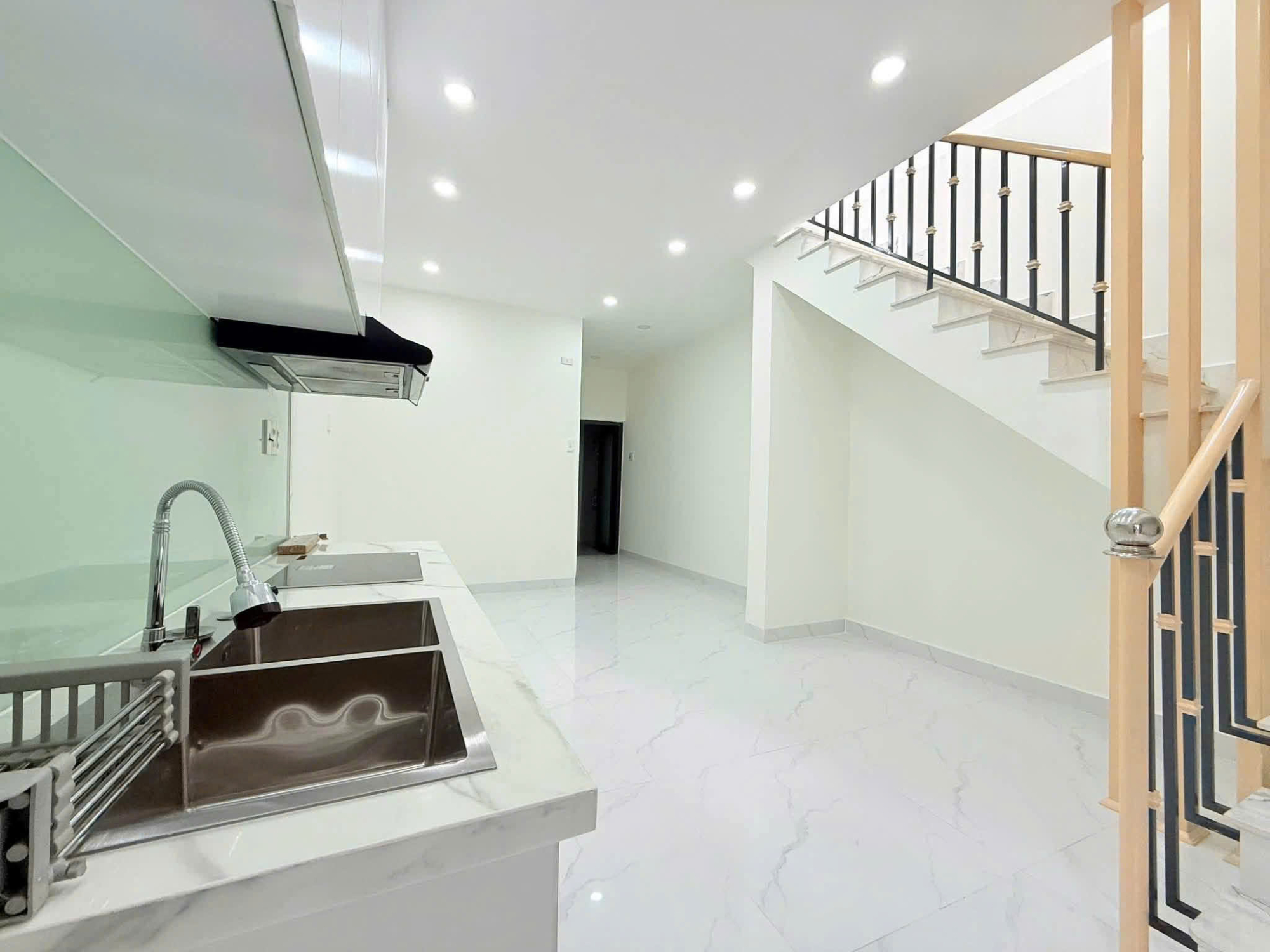 B&Aacute;N NH&Agrave; MỚI 2 TẦNG ĐẸP PHỐ H&Agrave; THANH TRẦN QU&Yacute; C&Aacute;P TRUNG T&Acirc;M NHA TRANG &ndash; DIỆN T&Iacute;CH 42,1M&sup2; NGANG 4,2M VU&Ocirc;NG VẮN 3 PH&Ograve;NG NGỦ 1 PH&Ograve;NG THỜ GI&Aacute; 2 TỶ 870 TRIỆU