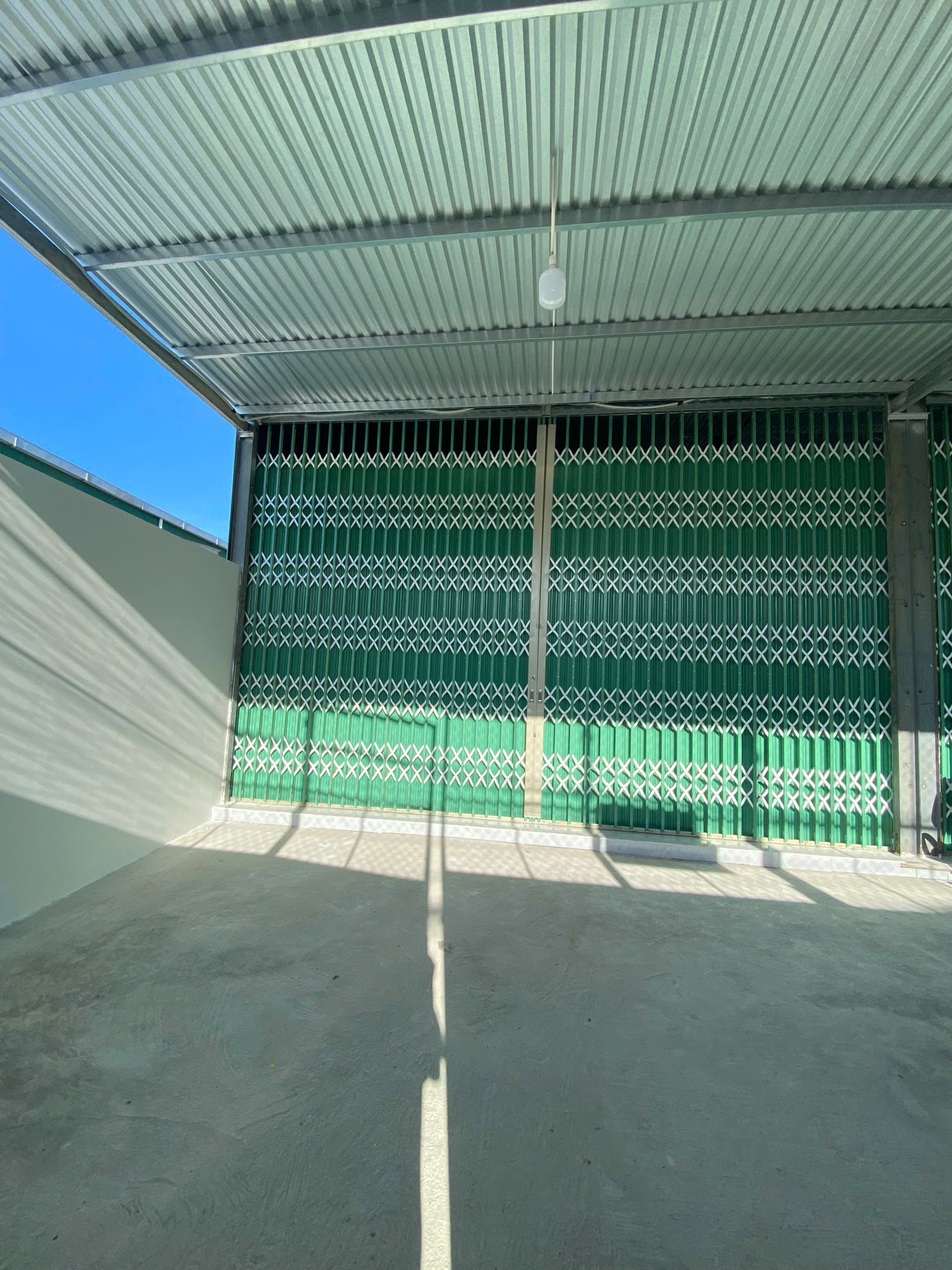 CHO THU&Ecirc; KHO XƯỞNG SỐNG RỘNG TẠI CẦU B&Egrave; X&Atilde; VĨNH THẠNH NHA TRANG &ndash; DIỆN T&Iacute;CH SỬ DỤNG C&Oacute; G&Aacute;C 230M&sup2; KH&Ocirc;NG GIAN TRỐNG DỄ SETUP ĐIỆN NƯỚC GI&Aacute; NH&Agrave; NƯỚC GI&Aacute; 15 TRIỆU/TH&Aacute;NG