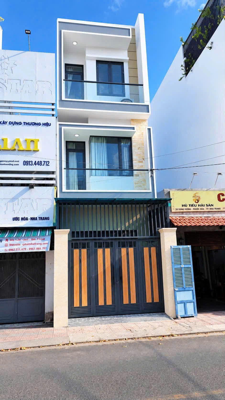B&Aacute;N NH&Agrave; MỚI ĐẸP 3 TẦNG 1 TUM MẶT TIỀN ĐƯỜNG LAM SƠN TRUNG T&Acirc;M NHA TRANG &ndash; KHU B&Agrave;N CỜ SẦM UẤT NỔI TIẾNG C&Oacute; 4 PH&Ograve;NG NGỦ 4WC BAN C&Ocirc;NG S&Acirc;N THƯỢNG THO&Aacute;NG M&Aacute;T GI&Aacute; 9 TỶ