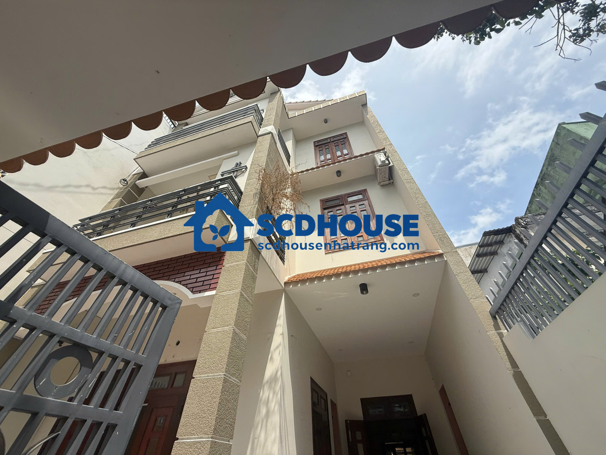 CHO THU&Ecirc; NH&Agrave; 3 TẦNG MẶT TIỀN MẠC ĐĨNH CHI &ndash; NHA TRANG