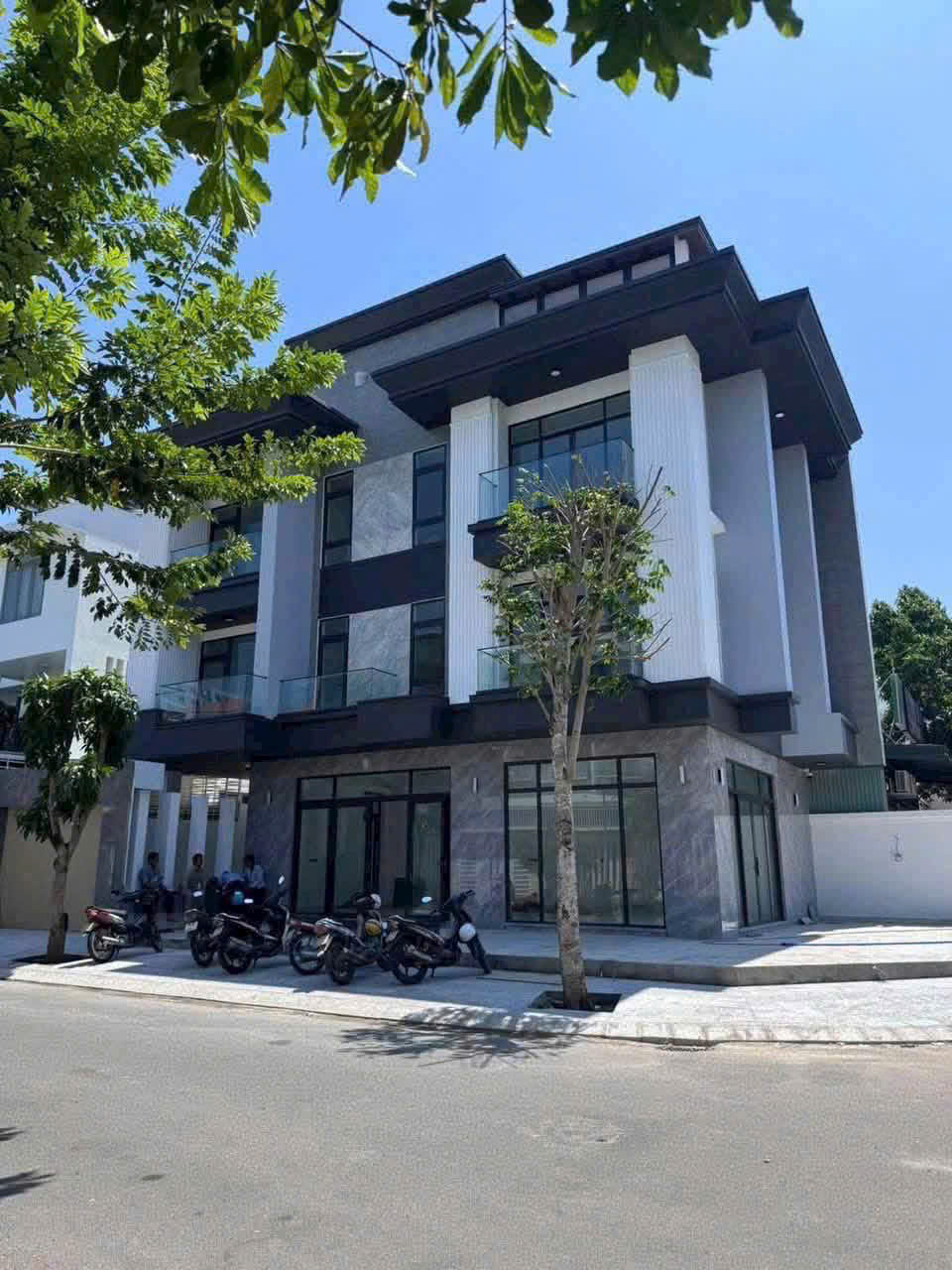 Cho thu&ecirc; mặt bằng Nha Trang tại l&ocirc; g&oacute;c mặt tiền đường Vương Thừa Vũ. Diện t&iacute;ch 151m&sup2; gồm 68m&sup2; ph&ograve;ng lạnh v&agrave; 83m&sup2; s&acirc;n, ph&ugrave; hợp mở văn ph&ograve;ng, qu&aacute;n c&agrave; ph&ecirc;.