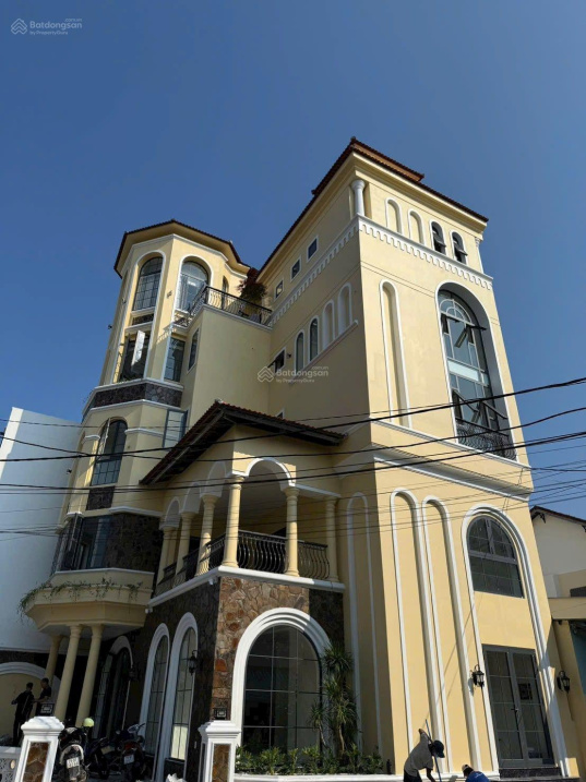 CHO THU&Ecirc; VILLA L&Ocirc; G&Oacute;C 2 MẶT TIỀN 4 TẦNG T&Acirc;N CỔ ĐIỂN PH&Aacute;P C&Oacute; THANG M&Aacute;Y ĐƯỜNG L&Yacute; NAM ĐẾ NHA TRANG &ndash; DIỆN T&Iacute;CH 140M&sup2; PH&Ugrave; HỢP VĂN PH&Ograve;NG SHOWROOM YOGA C&Agrave; PH&Ecirc; GI&Aacute; 70 TRIỆU/TH&Aacute;NG