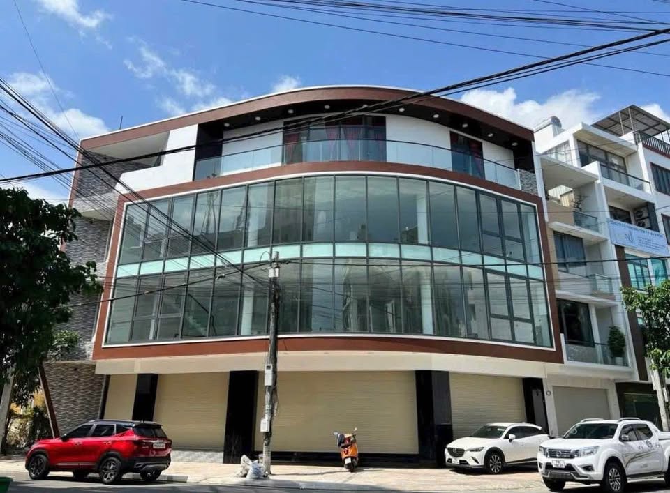 CHO THU&Ecirc; NH&Agrave; NGUY&Ecirc;N CĂN L&Ocirc; G&Oacute;C 2 MẶT TIỀN 20M GẦN NGUYỄN THỊ MINH KHAI TRUNG T&Acirc;M NHA TRANG &ndash; TỔNG DIỆN T&Iacute;CH S&Agrave;N 650M&sup2; C&Oacute; THANG M&Aacute;Y 630KG V&Agrave; 3 CĂN HỘ CAO CẤP GI&Aacute; 70 TRIỆU/TH&Aacute;NG