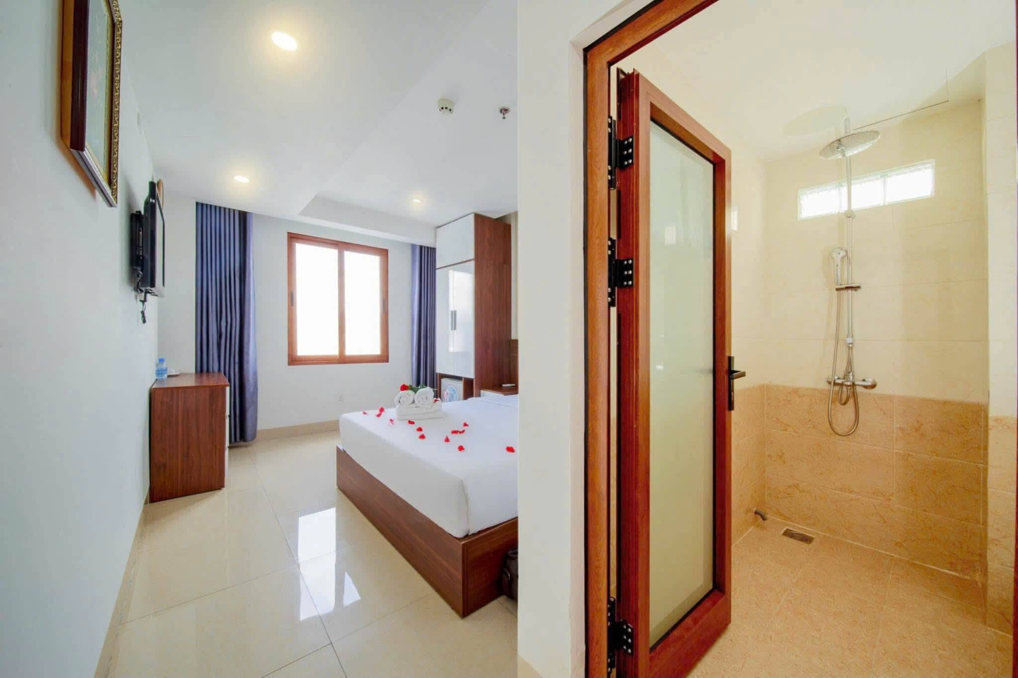 CHO THU&Ecirc; KH&Aacute;CH SẠN MẶT TIỀN HO&Agrave;NG HOA TH&Aacute;M TRUNG T&Acirc;M NHA TRANG &ndash; 37 PH&Ograve;NG CAO CẤP FULL HỆ THỐNG PCCC ĐẦY ĐỦ C&Oacute; HẦM ĐỂ XE RỘNG R&Atilde;I NỘI THẤT MỚI ĐẸP GI&Aacute; 190 TRIỆU/TH&Aacute;NG