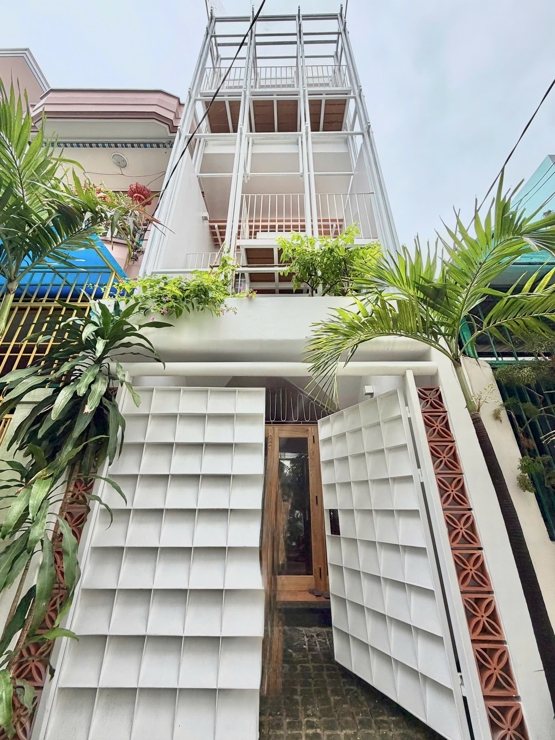 [CHO THU&Ecirc;] NH&Agrave; PHỐ 3 TẦNG HIỆN ĐẠI &ndash; TRUNG T&Acirc;M LỘC THỌ &ndash; S&Aacute;T BIỂN &ndash; FULL NỘI THẤT MỚI 100% / PREMIUM 3-STORY HOUSE FOR LEASE - LOC THO CENTER, NHA TRANG Fully Furnished &ndash; 2 Minutes to the Beach &ndash; Brand Ne