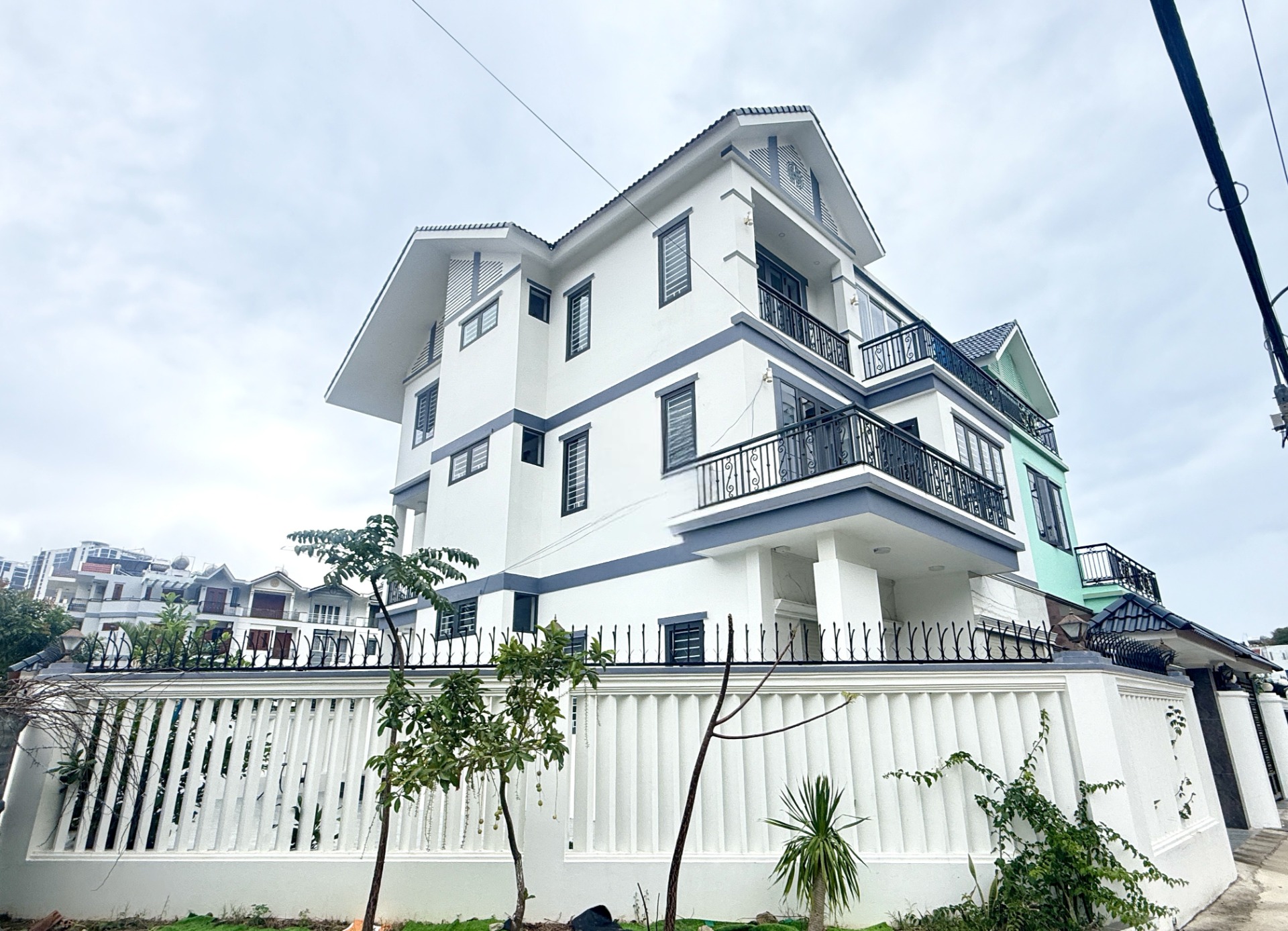 [SI&Ecirc;U PHẨM L&Ocirc; G&Oacute;C] BIỆT THỰ S&Acirc;N VƯỜN VĨNH H&Ograve;A &ndash; 5 PH&Ograve;NG NGỦ &ndash; ĐƯỜNG 18M &ndash; 35TRIỆU TH&Aacute;NG